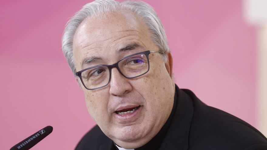 El secretario general de la Conferencia Episcopal Española (CEE), César García Magán, este jueves en rueda de prensa. EFE/Rodrigo Jiménez