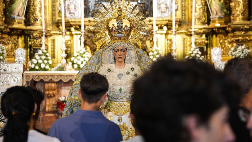 Imágenes de la reciente veneración de la Macarena tras la actuación de mantenimiento y conservación de urgencia una vez expuesta a los fieles en su camarín.
