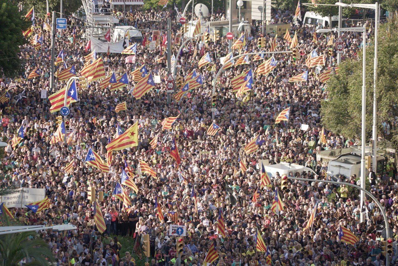 Miles de personas se manifiestan en Barcelona contra la sentencia del procés / Sònia Calvó