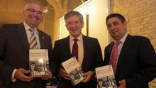 Enrique Barón, entre el Recotr de la Universidad de Jaén (a la izquierda) y el presidente de la Diputación de Jaén.