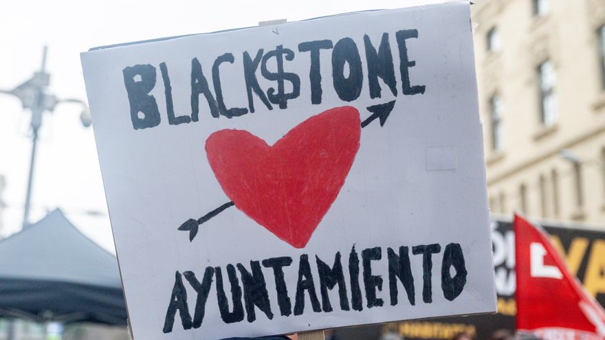 Dos fallos opuestos del Supremo y 200 familias en vilo: el penúltimo capítulo de la venta de vivienda pública a Blackstone