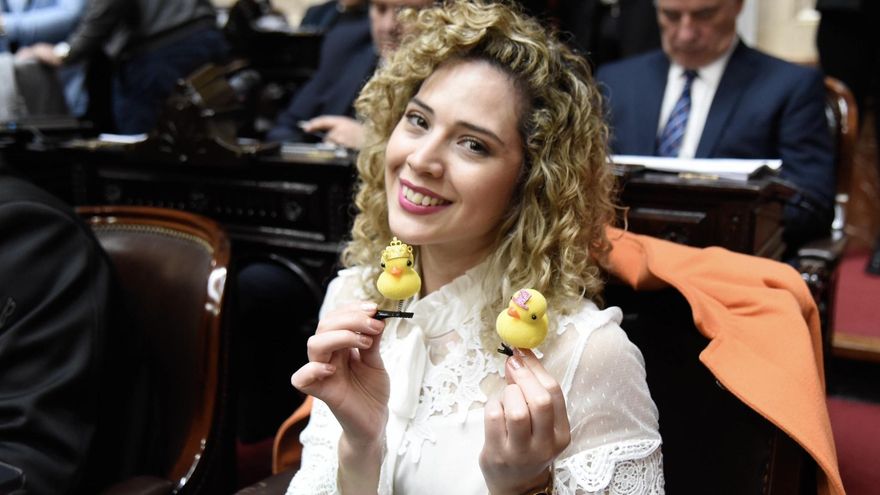 A punto de ser echada del bloque de LLA, Lourdes Arrieta reveló chats libertarios que sostienen su "verdad" de la visita a represores