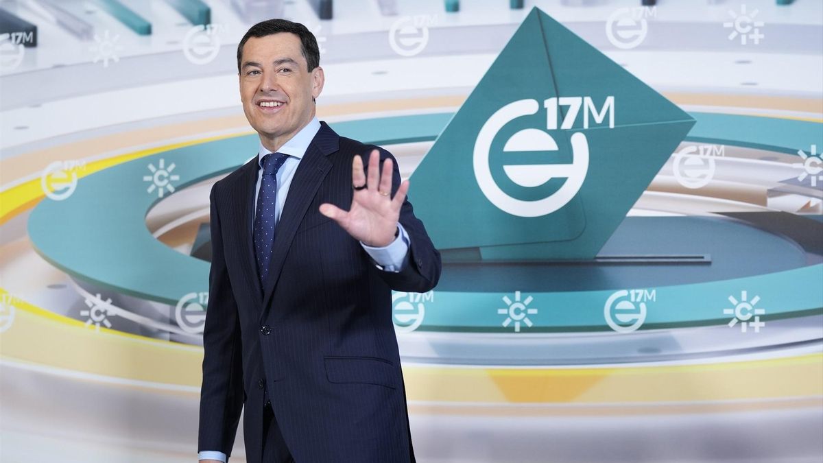 Juan Manuel Moreno saluda al llegar a la sede de RTVA.