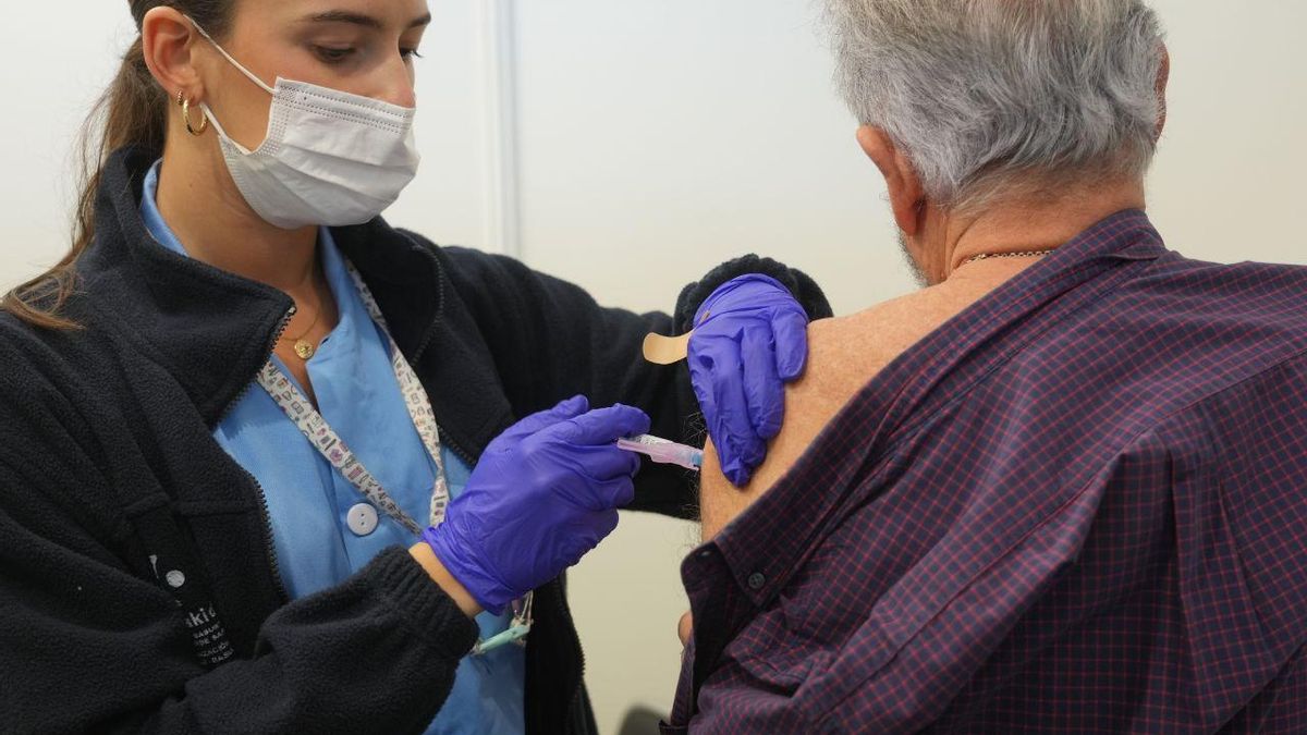 Un hombre vacunándose de la gripe en el vacunódromo de La Casilla en Bilbao