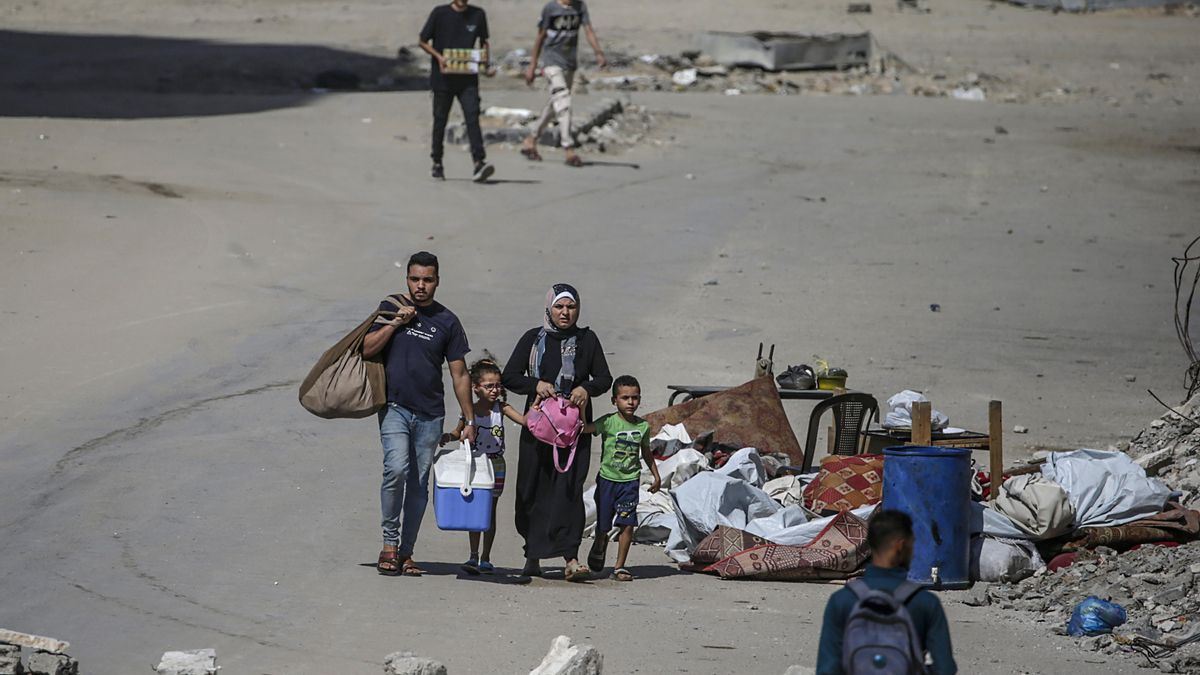 Palestinos desplazados internos huyen hacia otra zona de la ciudad antes de un ataque aéreo israelí en la Ciudad de Gaza, el 6 de septiembre de 2025.