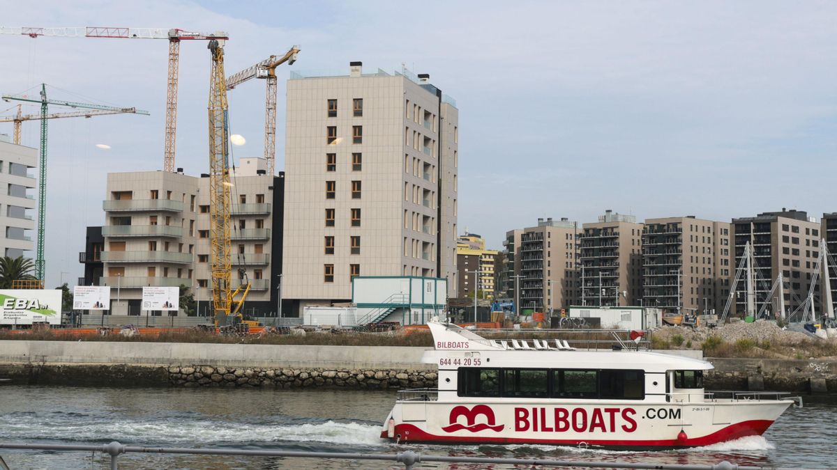 Construcción de viviendas en la isla de Zorrozaude junto a la ría de Bilbao.
