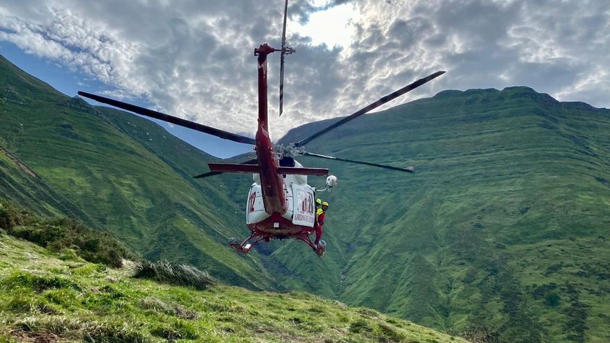 Archivo - Helicóptero del Gobierno de Cantabria en una foto de archivo