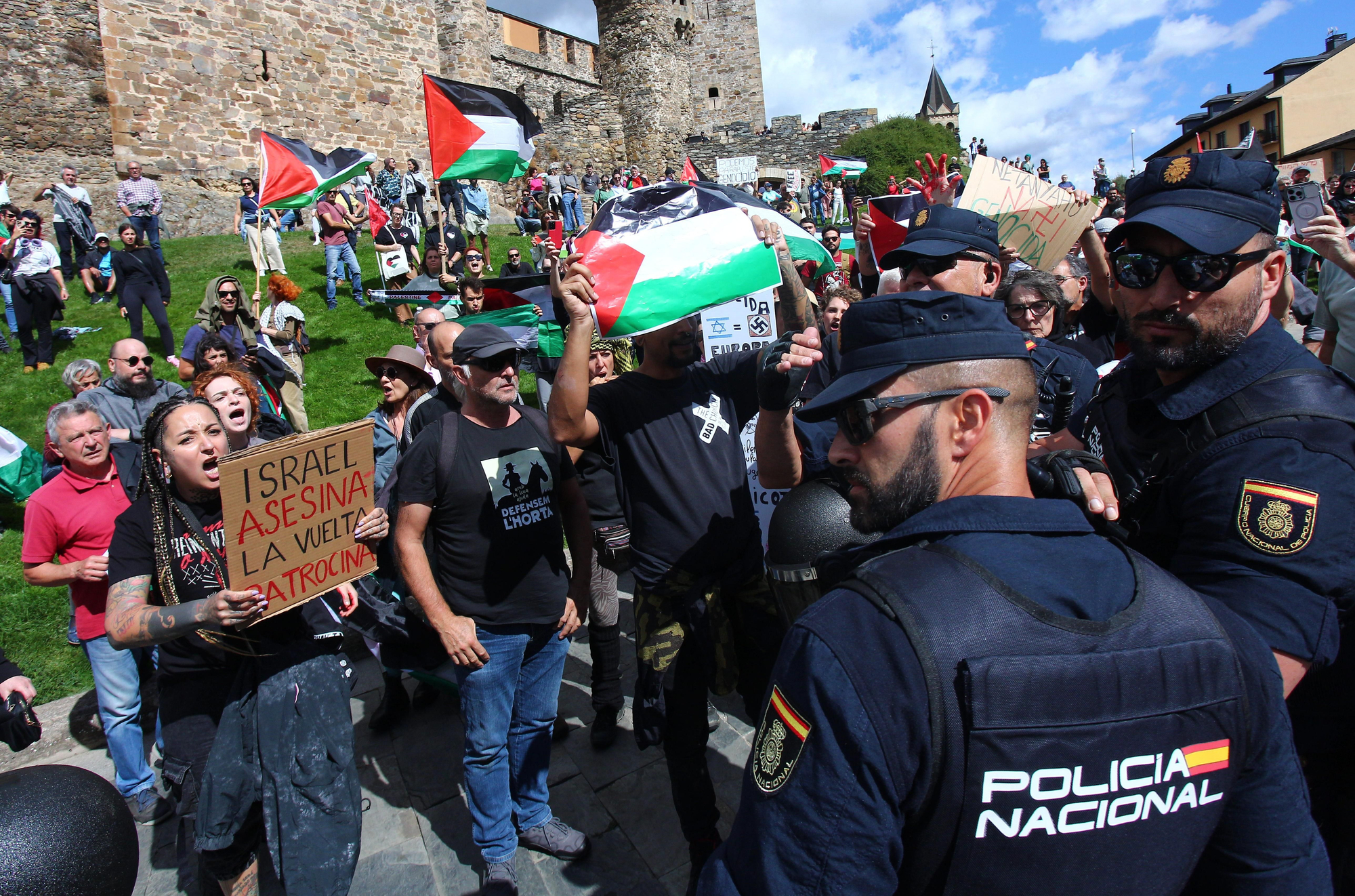 Las imágenes de la protesta contra el genocidio en Gaza ante la Vuelta a su paso por El Bierzo