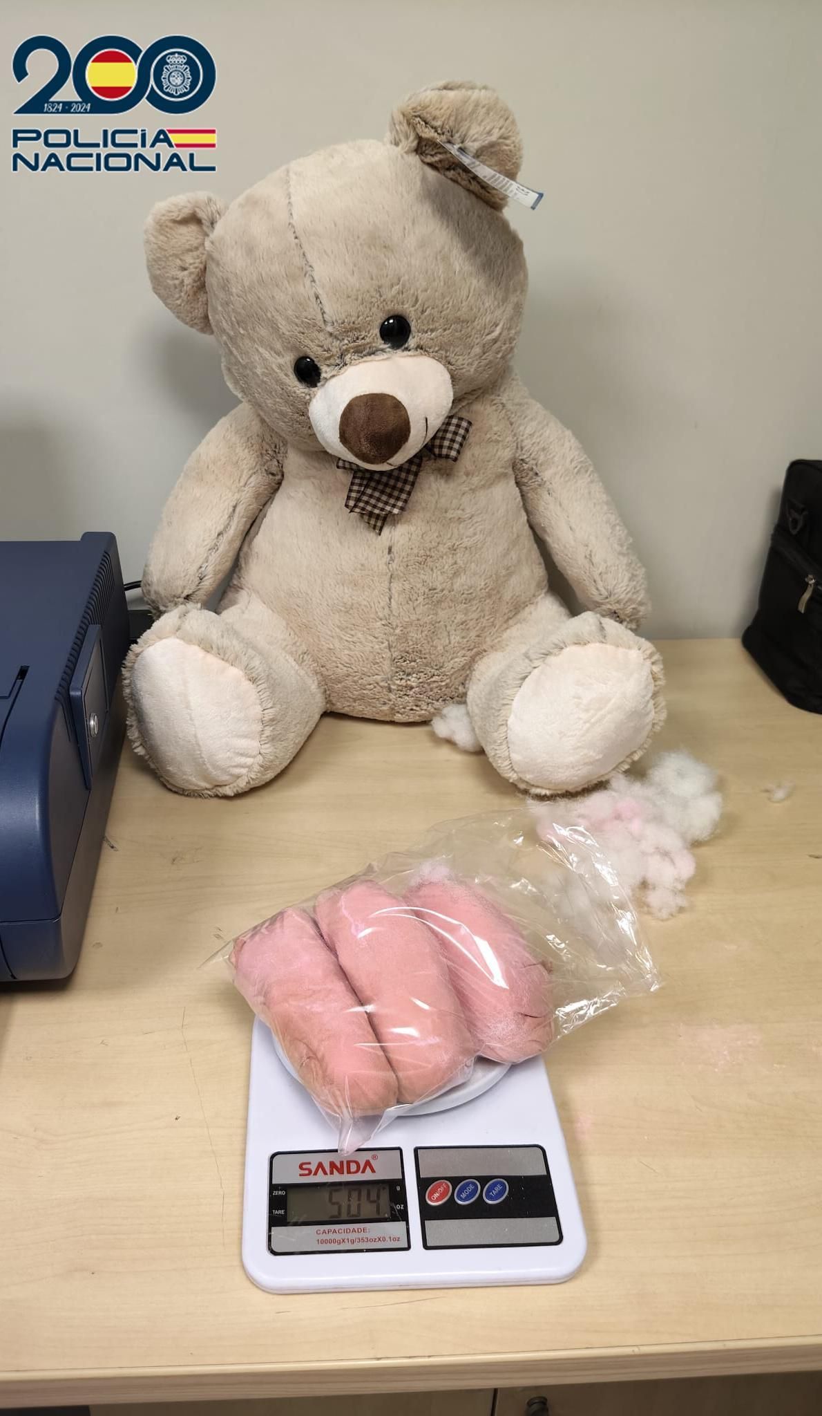 El peluche, junto a las drogas que llevaba ocultas en su interior.