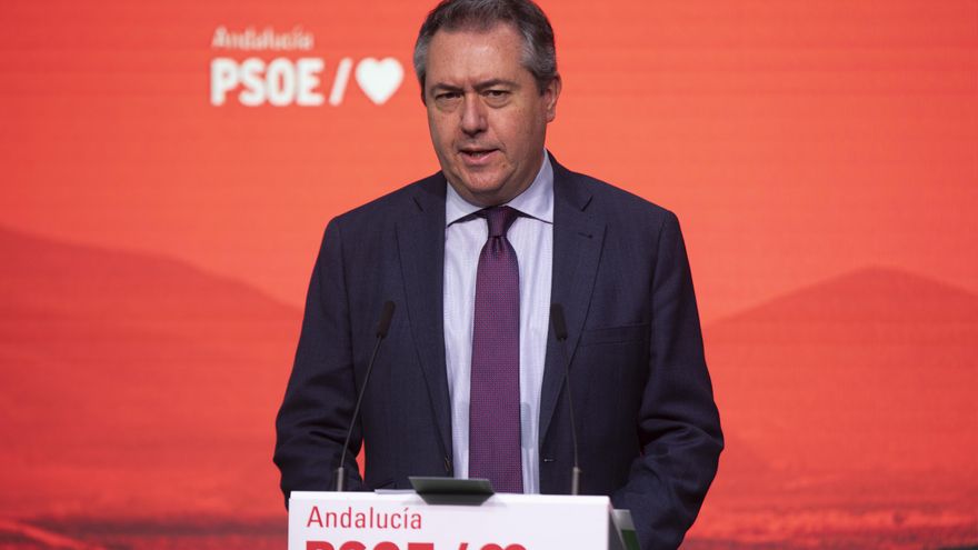 Archivo - El secretario general del PSOE-A, Juan Espadas, durante la rueda de prensa sobre asuntos de actualidad. En la sede del PSOE-A. A 26 de octubre de 2021, en Sevilla (Andalucía, España).