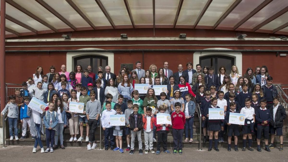 Cuatro colegios reciben los premios del concurso escolar 'La liga del reciclaje' de MARE
