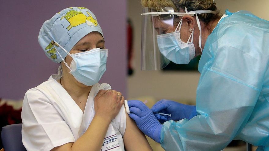 Una "vacunación masiva" entre el personal sanitario castellanomanchego en enero: el objetivo para luchar contra la COVID-19