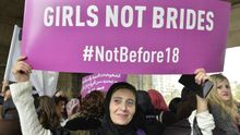 En la imagen, una libanesa lleva un cartel que dice "niñas no esposas" en una protesta contra el matrimonio infantil en Beirut, Lebanon.