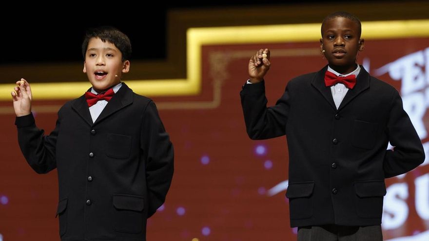 Los niños de la Residencia San Ildefonso Agustín Nicanor Bikoro y Axiel Kyron Abas Limbaga cantan los números de la sexta tabla durante el Sorteo Extraordinario de Navidad.