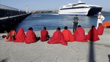 Imagen de archivo de inmigrantes en el puerto de Tarifa (Cádiz), tras ser rescatados por Salvamento Marítimo en el Estrecho de Gibraltar.