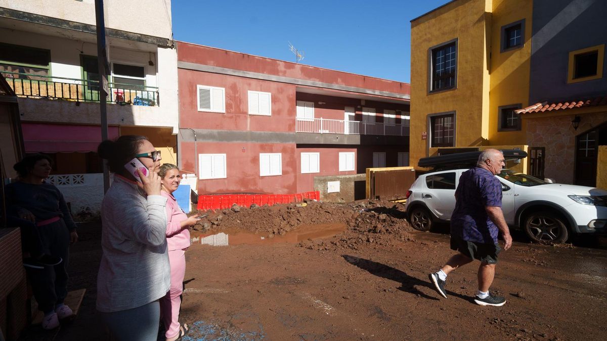 Vecinos tuvieron que ser desalojados de sus viviendas en la localidad costera de El Pris, en el municipio tinerfeño de Tacoronte, tras las fuertes lluvias registradas la pasada noche por el paso de la borrasca Therese por Tenerife
