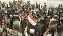 Miembros del ejército iraquí celebran su victoria ante ISIS en la región suní de Al Anbar.