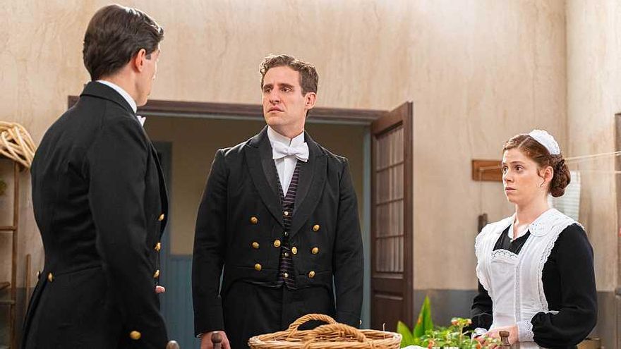 Por orden de Cruz, Lope abandona las cocinas y vuelve a ser lacayo