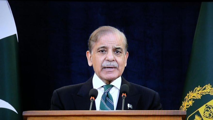 El primer ministro de Pakistán, Shehbaz Sharif, se dirige a la nación por televisión tras el acuerdo de alto el fuego con India.