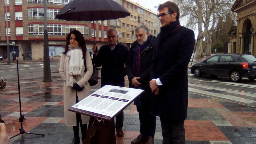 Aintzane Ezenarro, Enrique Ullibarriarana, Peio López de Munain y el alcalde Gorka Urtaran en acto inaugural
