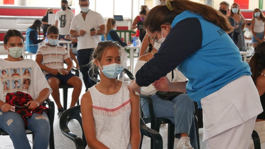 Más de 61.000 jóvenes de entre 12 y 19 años ya han recibido al menos una dosis de la vacuna en Canarias