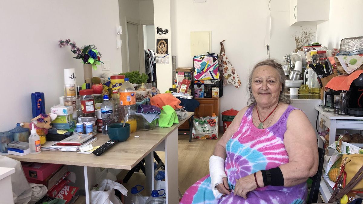 Eva, en el interior de su vivienda en La Palma.