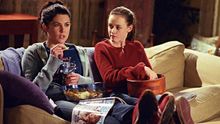 Las chicas Gilmore viendo una película