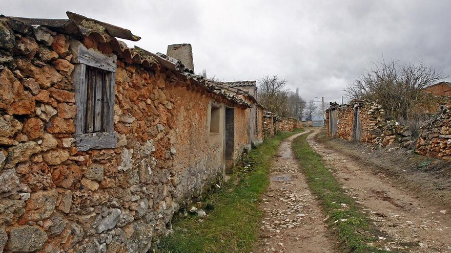 Una de las calles del pueblo deshabitado de La Barbolla