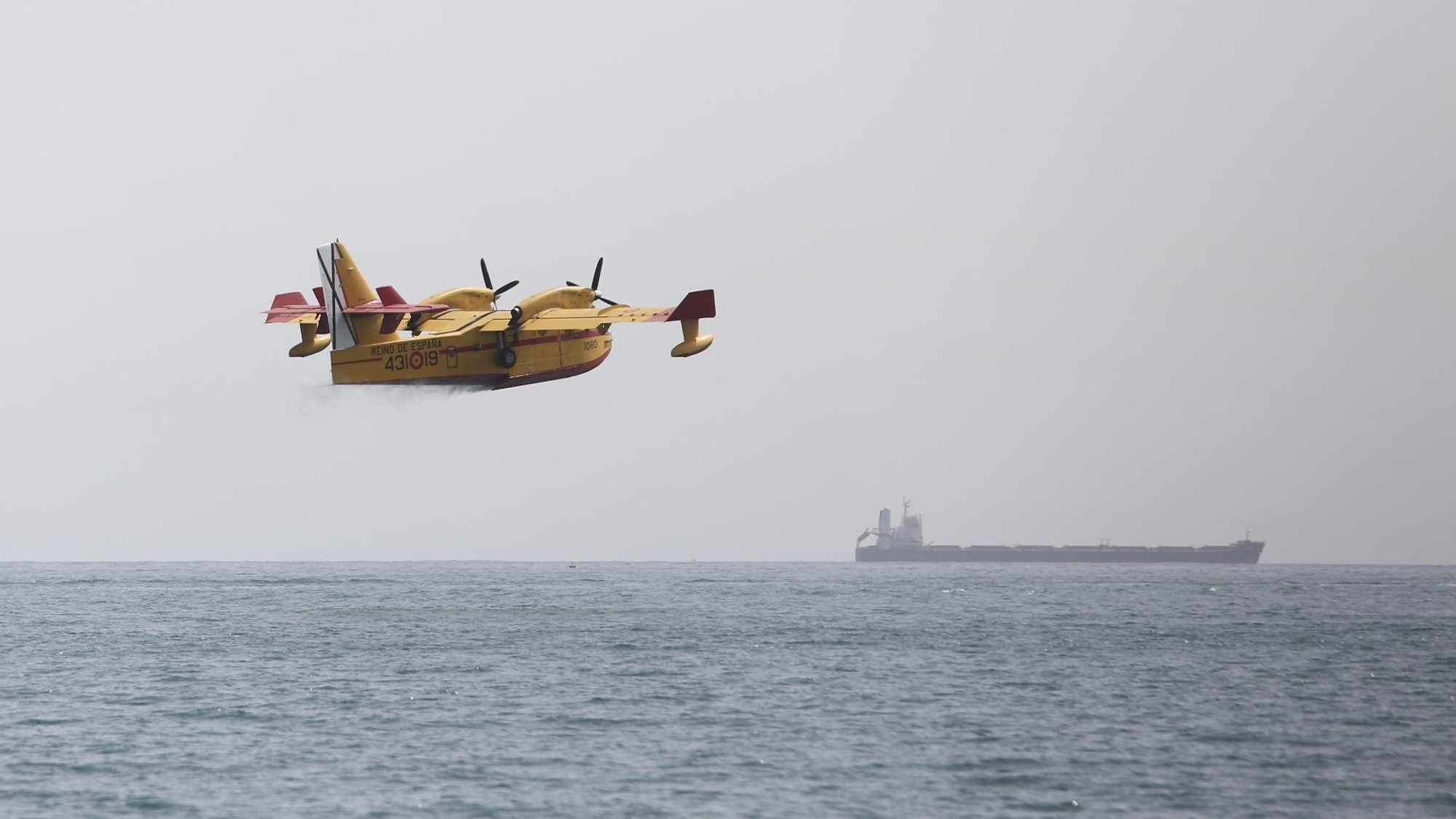 Hidroaviones cargando en Las Palmas de Gran Canaria.