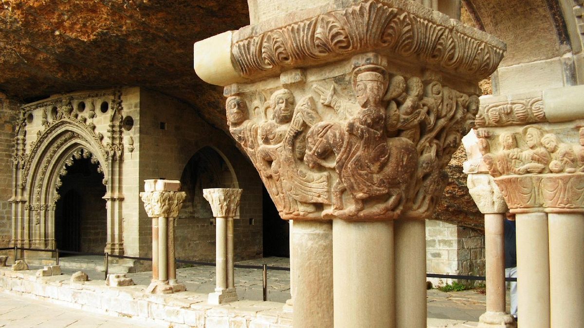 Detalle de un capitel del claustro
