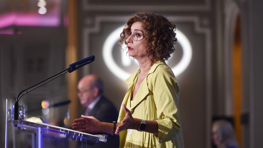 vicepresidenta gobierno ministra hacienda maria jesus montero desayuno