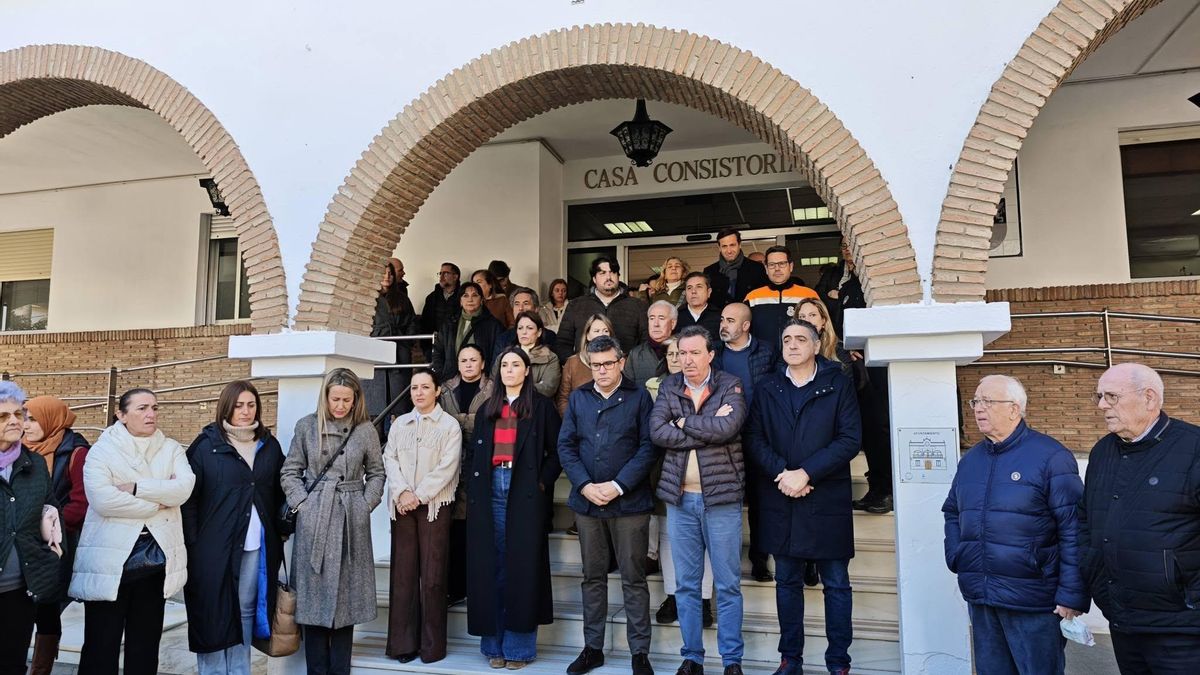 Minuto de silencio esta mañana a las puertas del Ayuntamiento de Lepe.