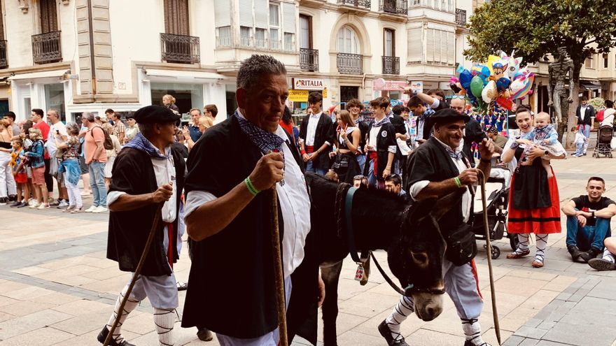 La cuadrilla Batasuna, con un burro en el paseíllo