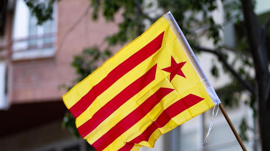 Varias personas durante una concentración, ante la sede de ERC, a 31 de julio de 2024, en Barcelona, Catalunya (España).