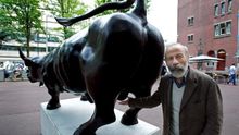 El escultor del toro de Wall Street arremete contra la niña que le planta cara