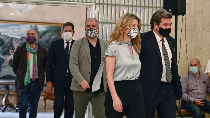 La ministra de Trabajo, Yolanda Díaz (2d), camina junto al ministro de Inclusión, Seguridad Social y Migraciones, José Luis Escrivá (d), el presidente de Cepyme, Gerardo Cuerva (2i) y los secretarios generales de UGT y CCOO, Pepe Álvarez (i) y Unai Sordo (c), tras firmar el acuerdo para prorrogar los expedientes de regulación temporal de empleo (ERTE), en Madrid, este jueves. EFE/ Fernando Villar