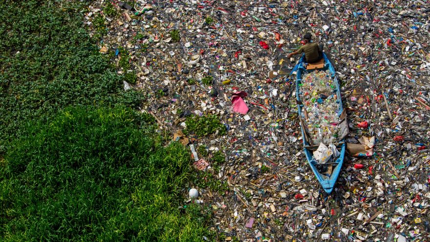 No es solo una montaña de vasos y botellas desechables: esta semana es clave para contener la amenaza del plástico
