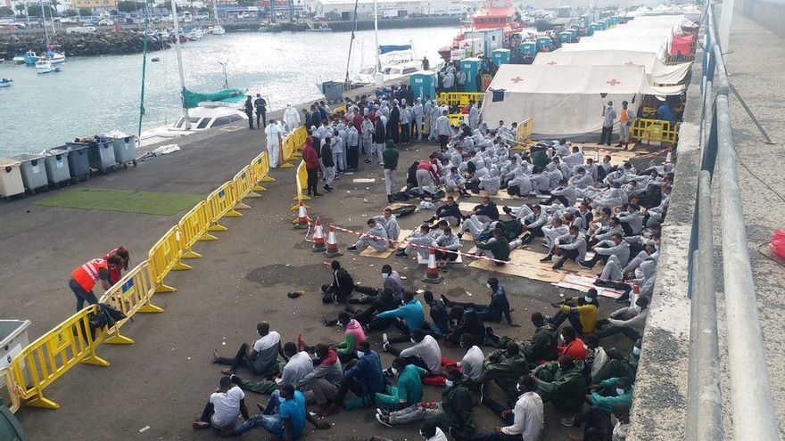 El muelle de Arguineguín, donde este miércoles 21 de octubre permanecen 1.352 migrantes hacinados y sin carpas para todos.