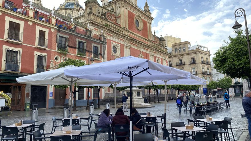 El alcalde de Sevilla salva con el apoyo de Vox una ordenanza que abre la puerta a indultar a 12.000 veladores