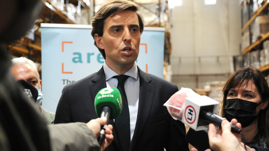 Archivo - El vicesecretario de Comunicación del Partido Popular, Pablo Montesinos, responde a los medios durante una visita a Total Safe Pack, a 26 de noviembre de 2021, en L'Hospitalet de Llobregat, Barcelona, Catalunya, (España).