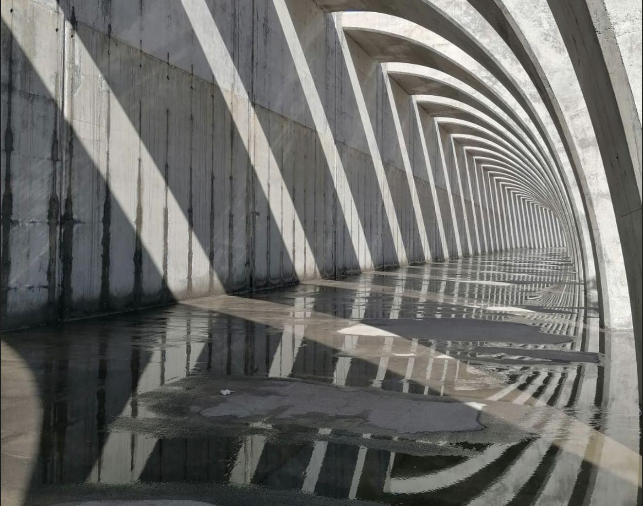 La explanada del dique del Puerto de Tazacorte 'mojada' por el mar de fondo.