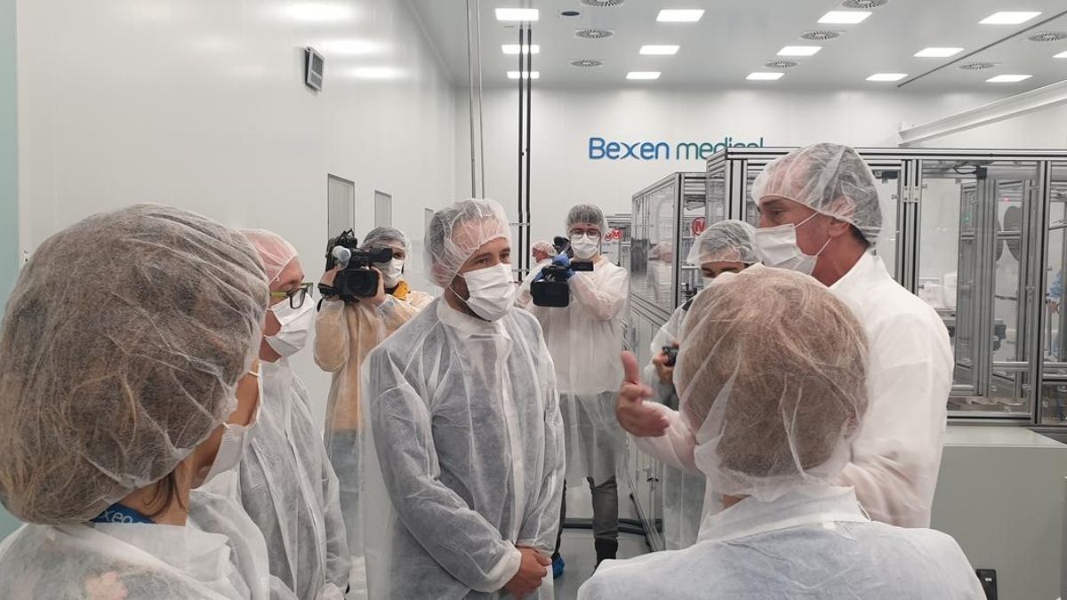Gobierno central y vasco visitan la planta de Bexen Medical que produce 10 millones de mascarillas al mes