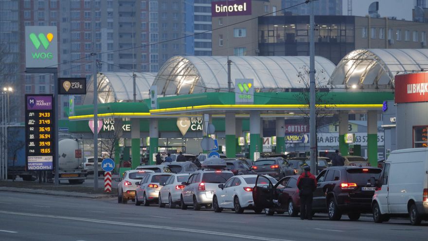 Long queues at gas stations in Kiev as Russian troops enter Ukraine