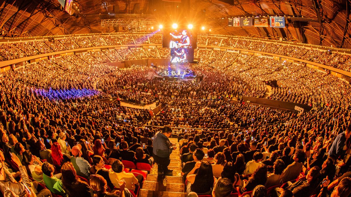 Caifanes en concierto en el Palacio de Deportes de Ciudad de México, con Saúl Hernández en las pantallas del escenario