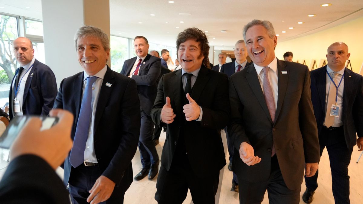 Luis Caputo, Javier Milei y Pablo Quirno: risas en Nueva York