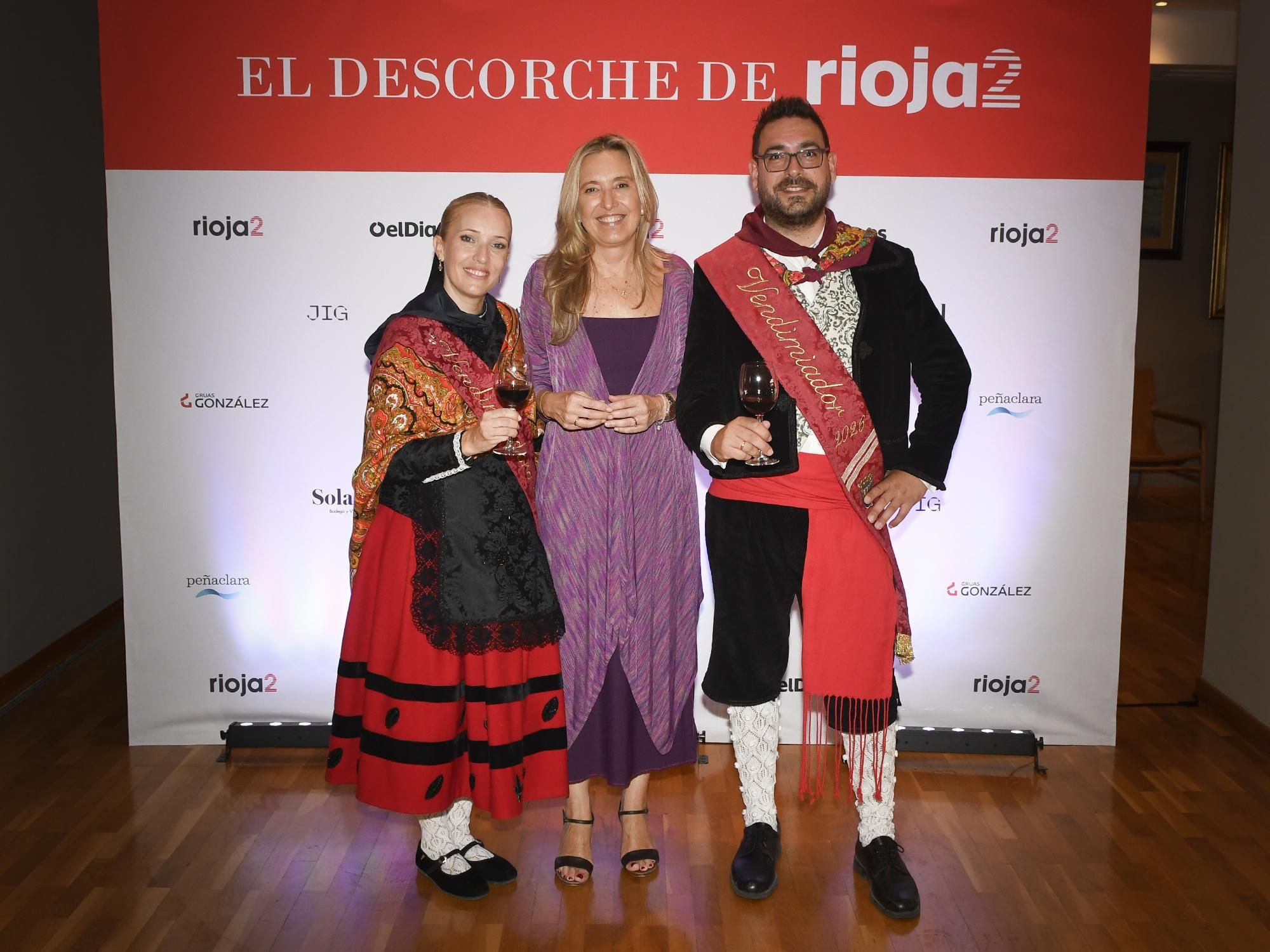La consejera de Economía, Innovación, Empresa y Trabajo Autónomo, Belinda León y los Vendimiadores