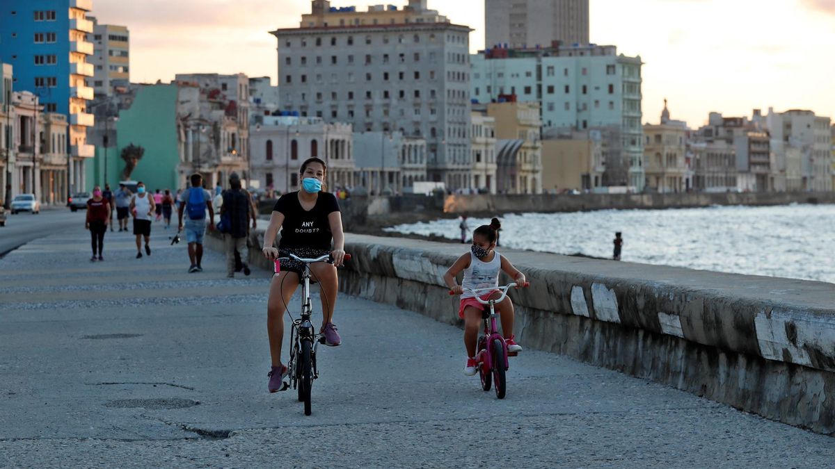 Personas con tapabocas circulan hoy por el malecón en la Habana (Cuba). El Ministerio de Salud Pública de Cuba (Minsap) reportó este jueves una disminución de casos diarios de covid-19 por segunda jornada consecutiva con 5.003 positivos al SARS-Cov-2.
