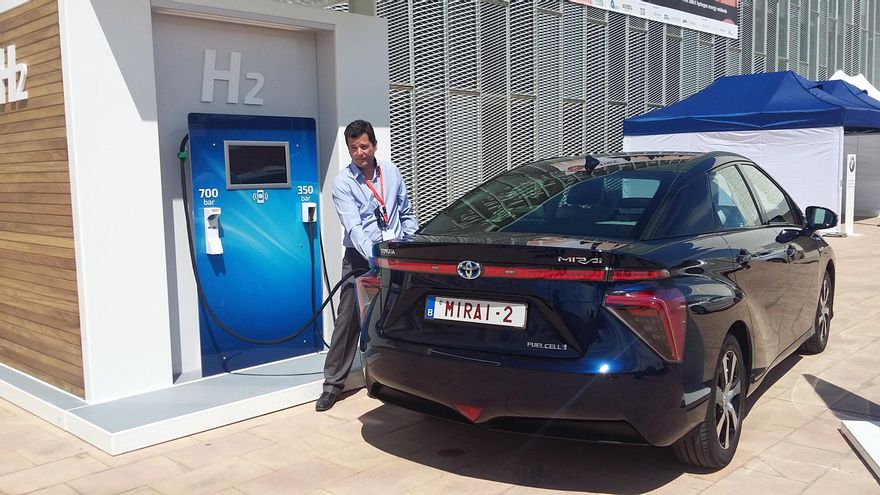Un Toyota Mirai en un punto de repostaje de hidrógeno en Bélgica.