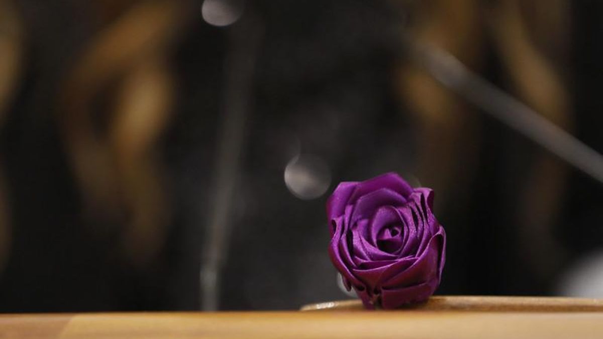 Detalle del atril de las Cortes regionales durante el acto por el Día de la Mujer