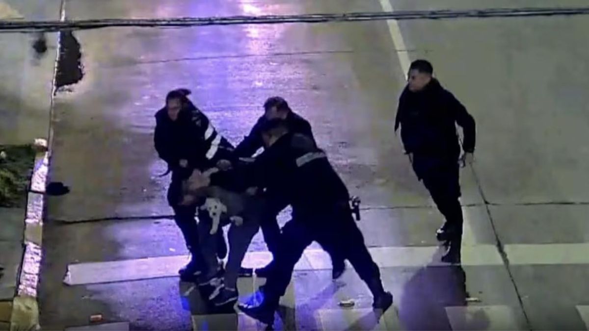 Los agentes forcejean con Buccafusco, según quedó registrado en cámaras de seguridad